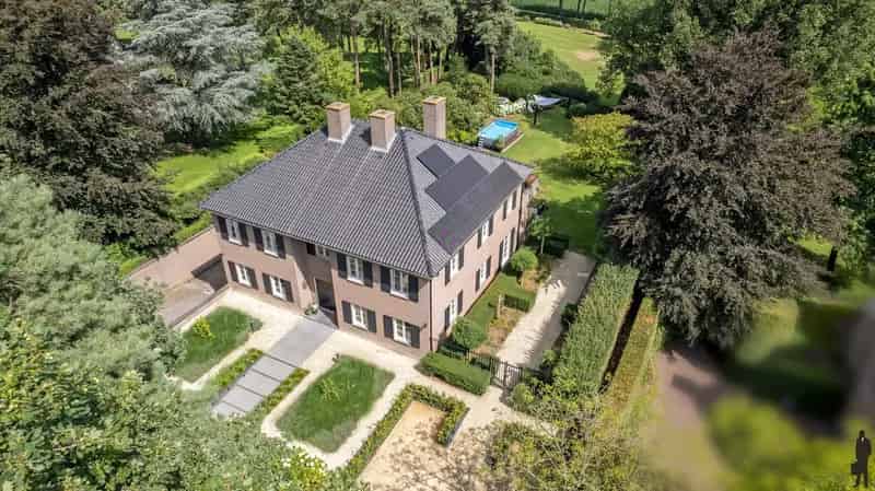 In de residentiële villawijk, De Meersebergen nabij Breda klassieke herenhuis op ca. 2135 m² met uitzicht op "Markdal".