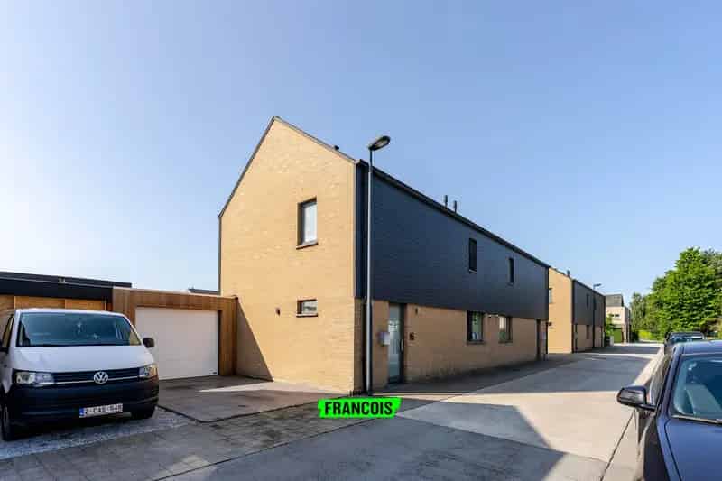 Ruime, energiezuinige woning met zwembad en zonnige tuin te Gistel Frans en engels