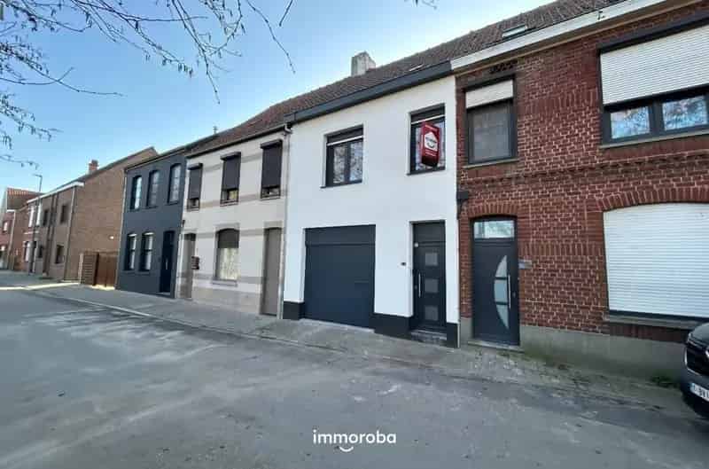 Instapklare rijwoning met veel bergruimte TE KOOP  in het bruisende Waregem.