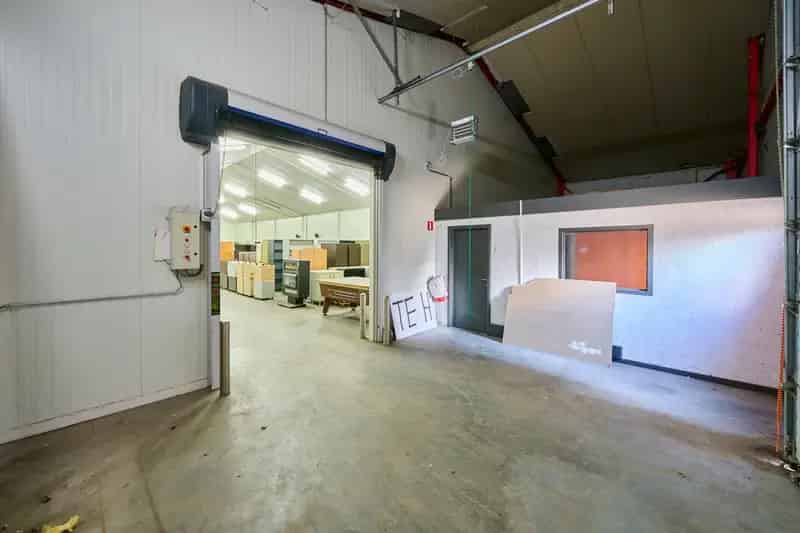 BEDRIJFSGEBOUW MET APPARTEMENT TE HUUR ZONHOVEN