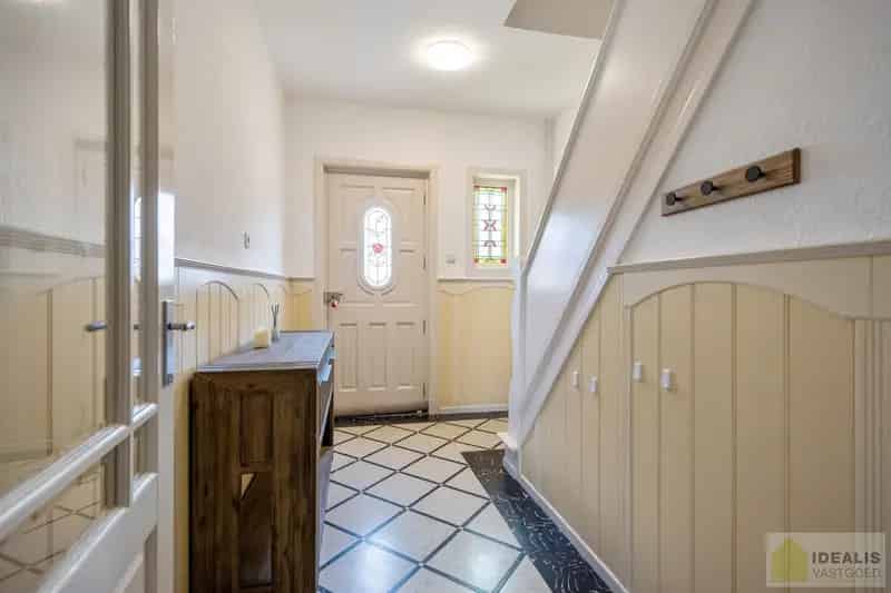 KNAPPE EN INSTAPKLARE WONING MET EEN LICHTRIJKE OPEN LEEFRUIMTE, 3 SLAAPKAMERS, AFGEWERKTE ZOLDERVERDIEPING (TE GEBRUIKEN ALS 4e SLAAPKAMER) EEN RUIME GARAGE MET CARPORT EN EEN PRACHTIG AANGELEGDE TUIN (OOK BEREIKBAAR VIA ACHTERZIJDE) MET OVERDEKT TERRAS! Een zeer net verzorgde en gunstig gelegen woning met 158m² NBO in het centrum van Hamont op een ruim perceel van 6a 47ca. Een zeer aangename locatie, vlakbij de lagere school, het stadspark, tennisvelden, skatepark, openbaar vervoer, supermarkten EN DE NEDERLANDSE GRENS!