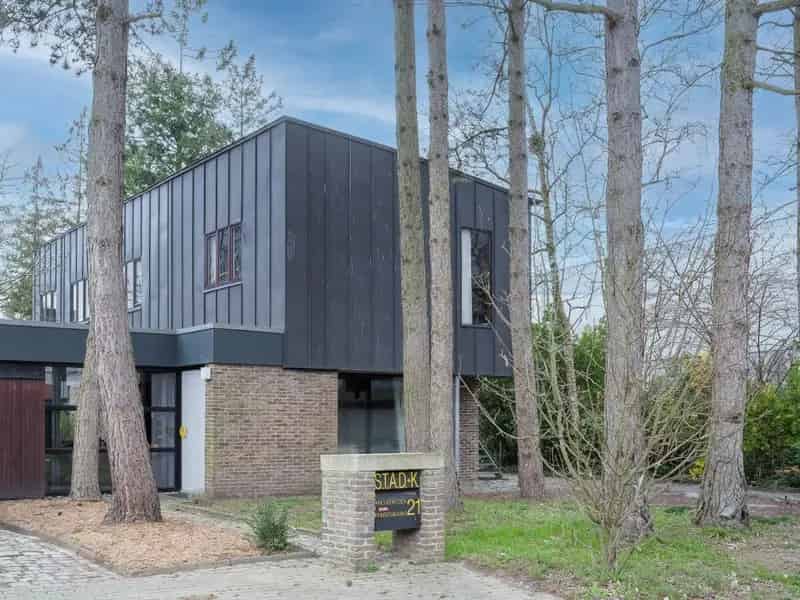 Merelbeke – Op te frissen, ruime architecturale woning (bvo 396 m2) met polyvalente mogelijkheden en bovengelegen zorgwoning op een groen perceel van 1.294m2.