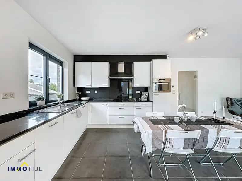 Modern twee slaapkamer appartement met staanplaats!