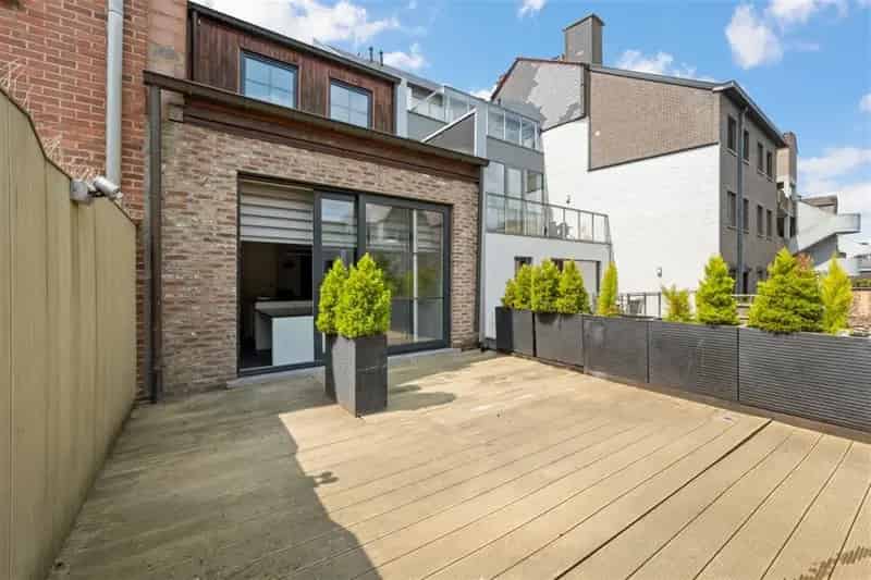 RUIM INSTAPKLAAR APPARTEMENT MET RUIM TERRAS IN HET CENTRUM VAN SINT-TRUIDEN