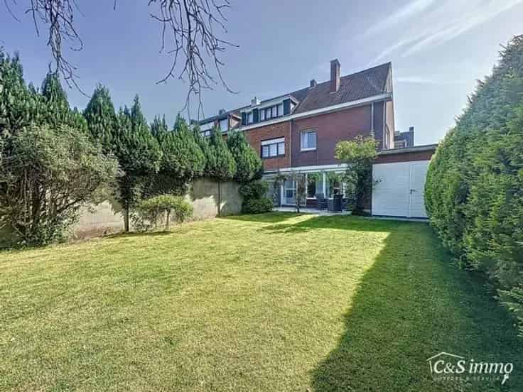 Huis Te Koop: Ruime woning te renoveren met grote tuin