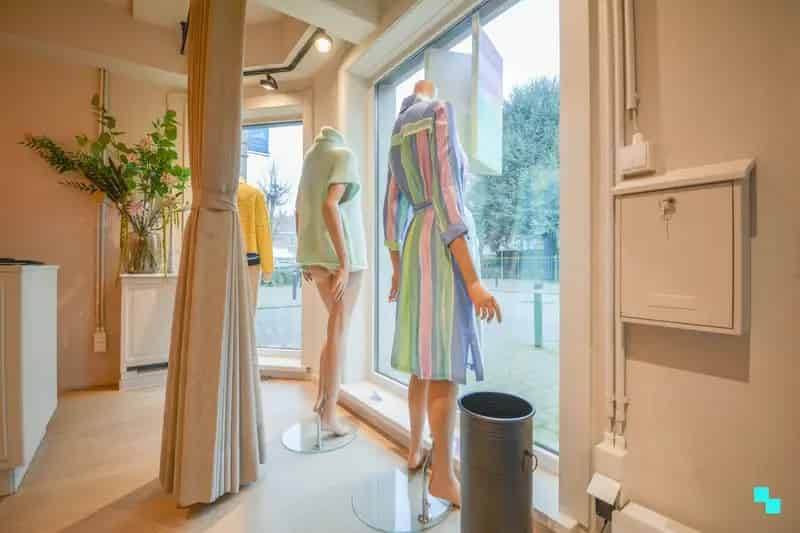 Multifunctioneel handelspand met parking op commerciële locatie te Pittem