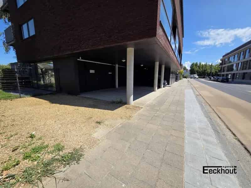 Overdekte autostaanplaats met berging te Bredene aan de Spuikom