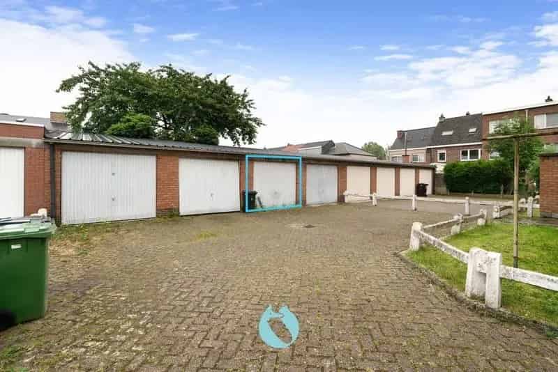 Garage te koop in rustige woonwijk