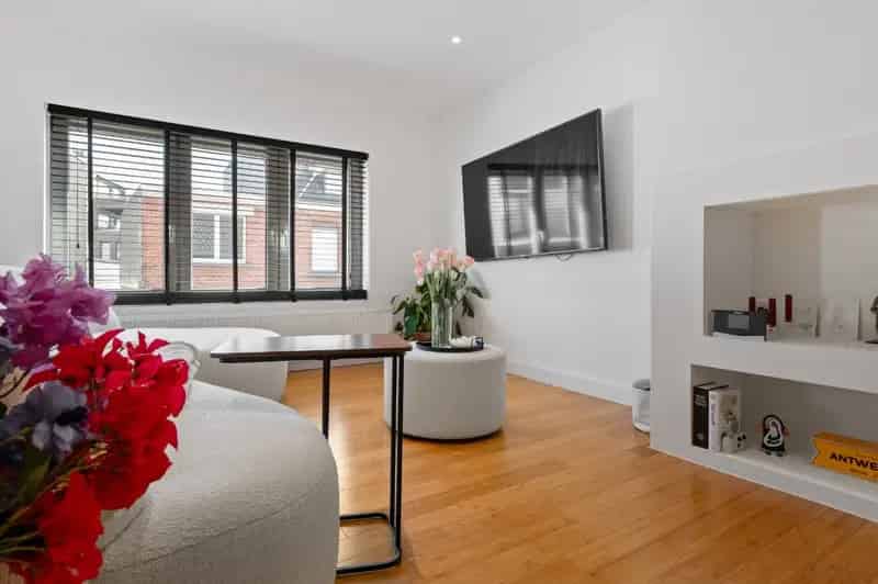 Gerenoveerde, instapklare woning met 3 slpk., inpandige garage en koertje in centrum Kapellen