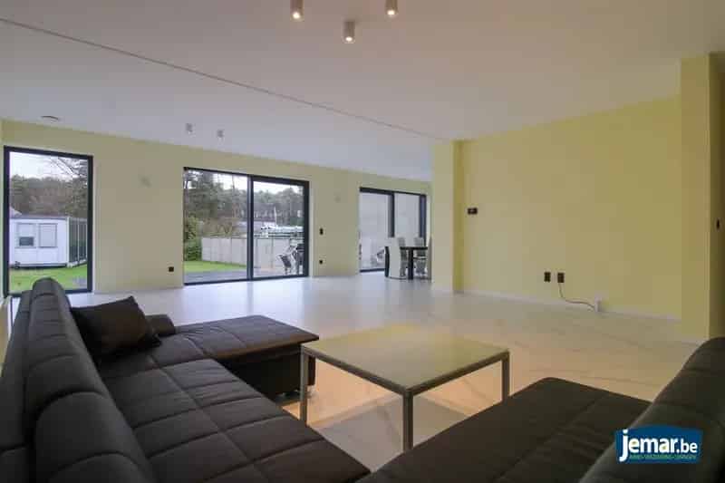 Nieuwbouwwoning met 5 slaapkamers, 2 badkamers op perceel van 8a41ca te Maasmechelen!