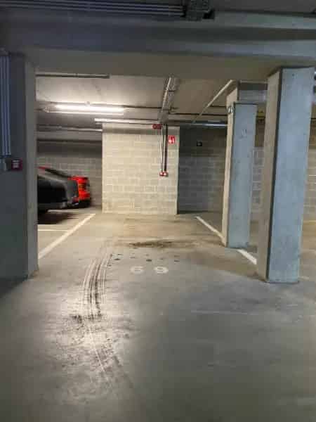 Centraal gelegen ondergrondse autostaanplaats voor één wagen mét berging