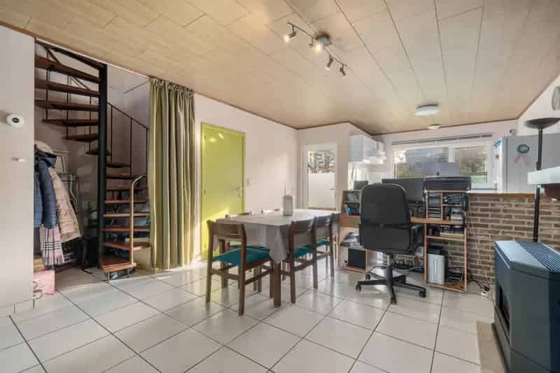 Ben je op zoek naar een interessante starterswoning of een investering vlakbij het centrum van Lede? Dan is deze woning in de Markizaatstraat, nabij het prachtige park van Mesen, precies wat je zoekt!

Indeling gelijkvloers: 
- Inkomhal
- Woonkamer 
- Keu