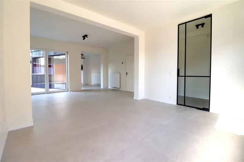 Huis te koop: Gerenoveerde gezinswoning met 3 slaapkamers en tuin