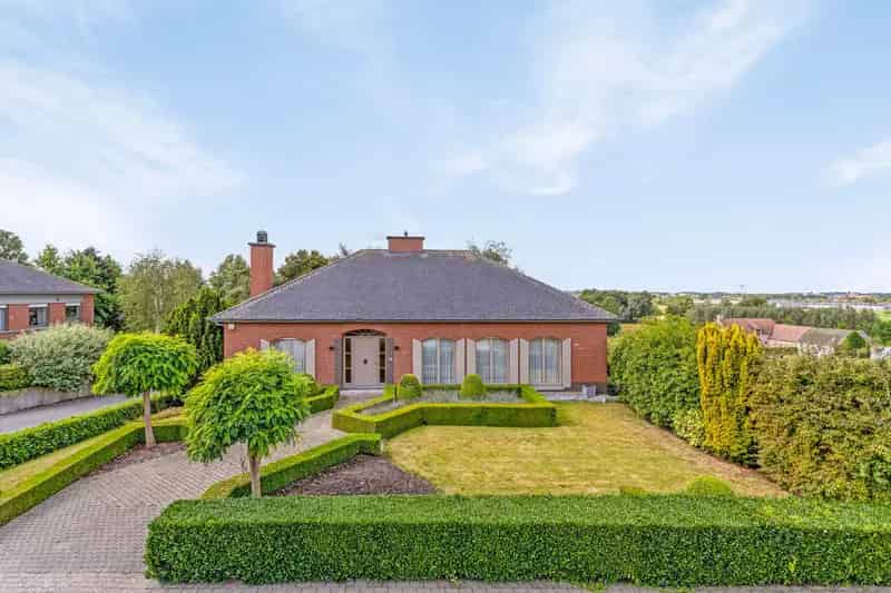 Goedgelegen villa in Deerlijk !