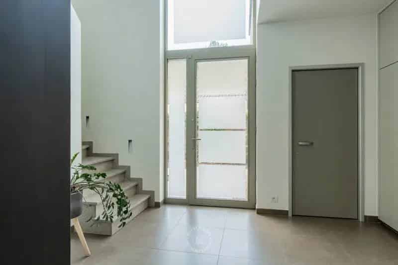 Eigentijdse villa met zwembad en bouwgrond