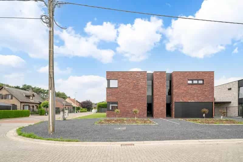 Halfvrijstaande energieneutrale (E-PEIL = 0) gezinswoning op een perceel van 4a29ca op een rustige locatie nabij het centrum van Dilsen!