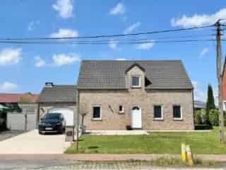 Huis te Koop Pipaix Ruime Villa met Garage en Bijgebouw