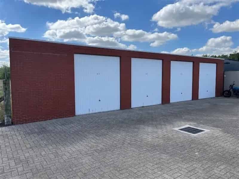 Ruime garageboxen te koop, thans verhuurd