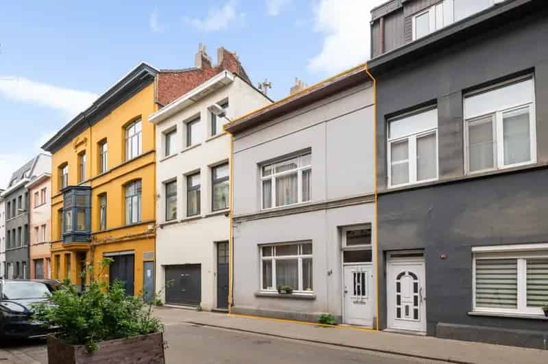 Ruime, te renoveren woning met 4 slpk. en stadstuintje