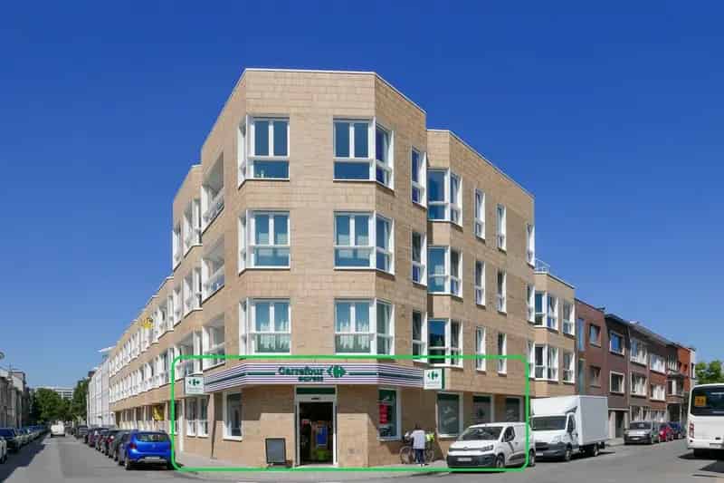 Uniek winkelpand of kantoor in het hart van Berchem