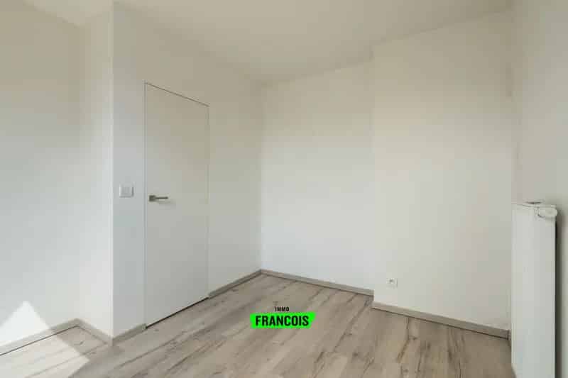 Uitstekend gelegen doorloop duplex appartement te Sint-Lievens-Houtem