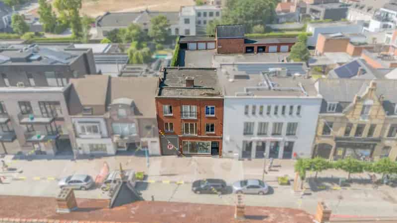 Huis te huur met winkel en garages