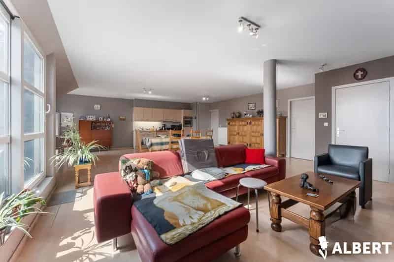 Zeer verzorgd appartement in het centrum van Moorslede. 

De indeling van de woning is als volgt:

- Inkomhal
- Leefruimte
- Geïnstalleerde keuken
- Gastentoilet
- Badkamer
- Terras
- 1 slaapkamer
- Autostaanplaats: 12.000 euro

De voornaamste pluspunten 