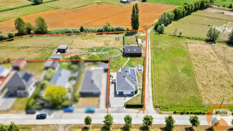 LOCHRISTI - Open bebouwing met stalgebouw en weides