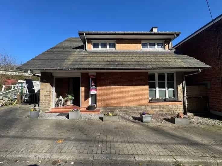 Te Koop: Lichtrijke 2 Slaapkamer Huis met Tuin en Garage