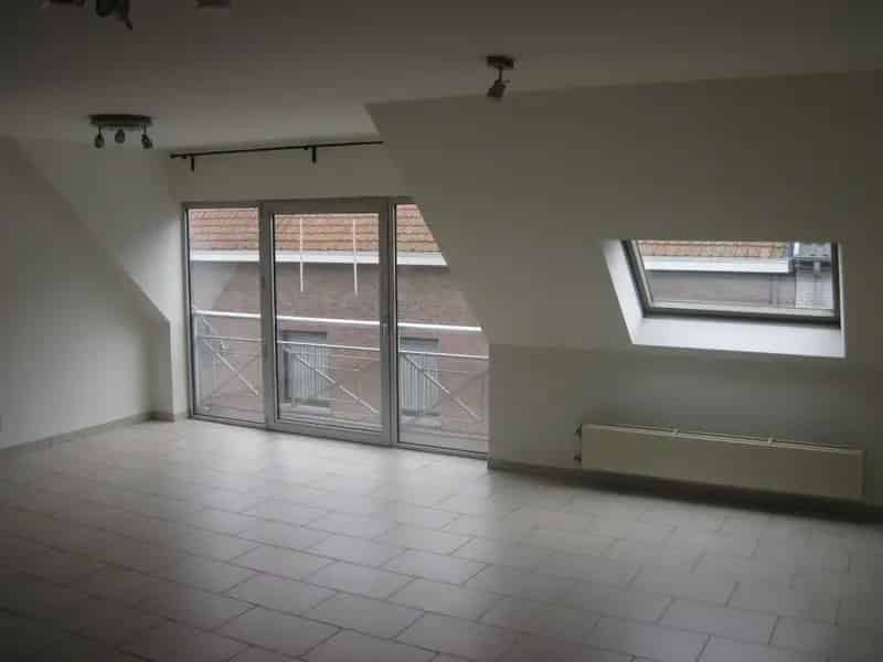 Bijzonder ruim appartement in hartje Kruishoutem.