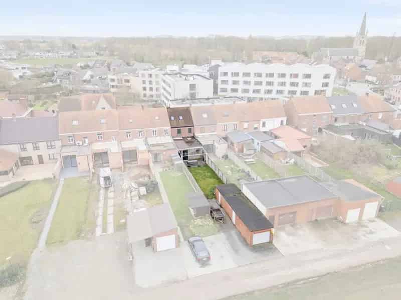 Rustig gelegen woning met uitweg en garage