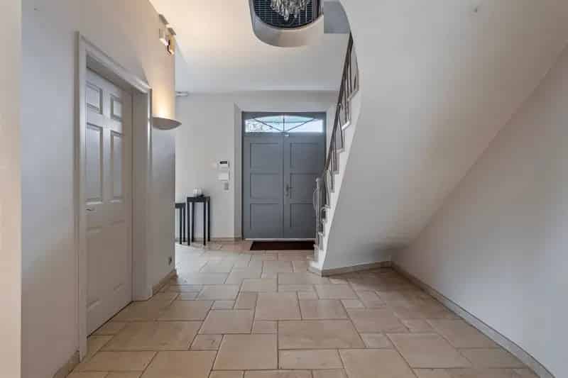 Ruime villa op een mooi perceel van 715m² met 5 slaapkamers en 4 badkamers.