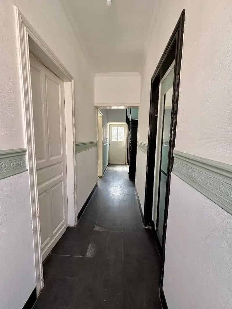 Ruime te renoveren rijwoning met 4 slaapkamer en garage te Boezinge.