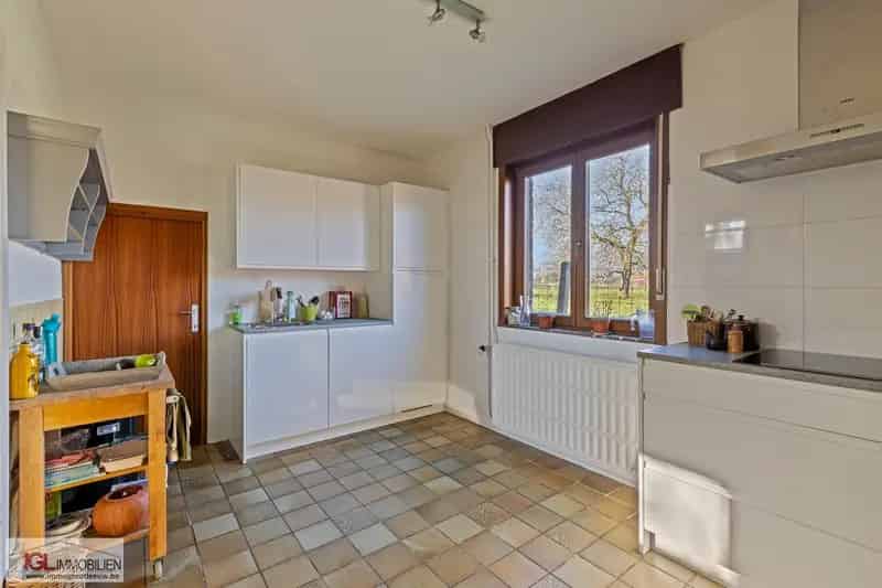 Alleenstaande woning met atelier en zuidgerichte tuin in Vlezenbeek