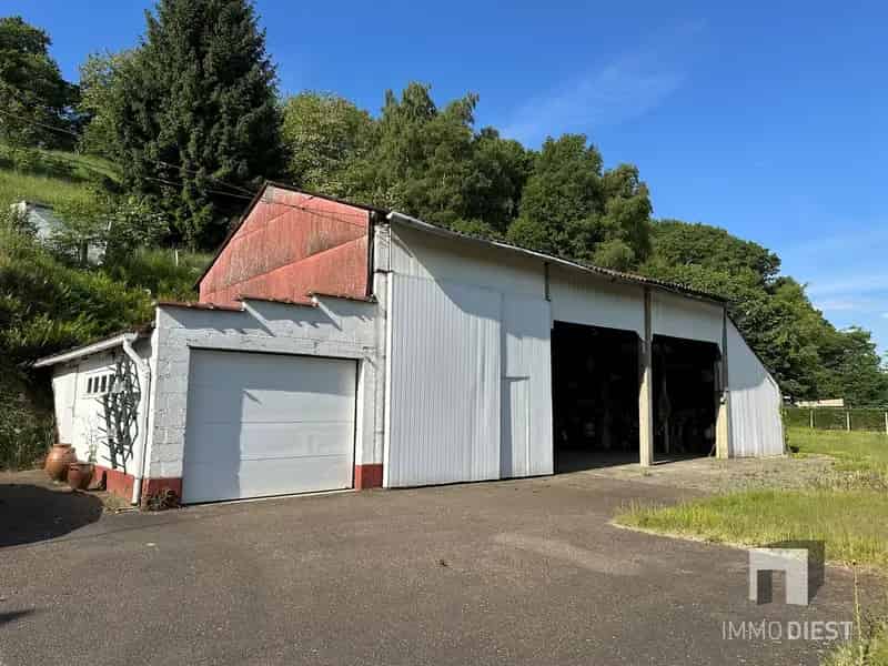 Woning met stalling/opslagplaats en weiland