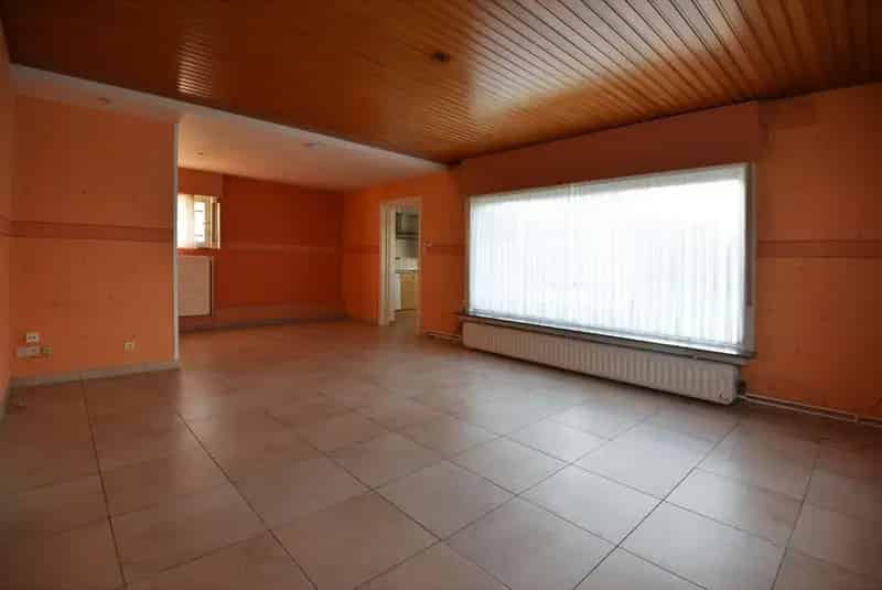 Bungalow met bijgebouwen op 882 m² te Adegem (grens Maldegem)