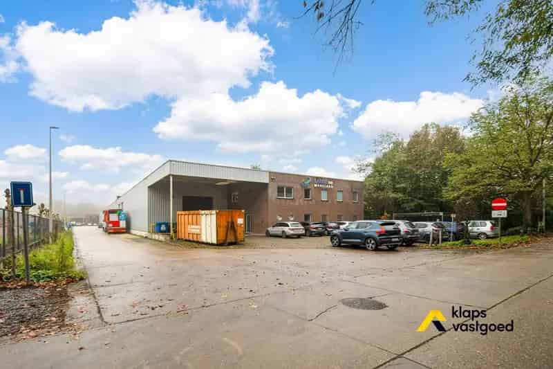 Knappe industriële hal op het bedrijventerrein van Rotem