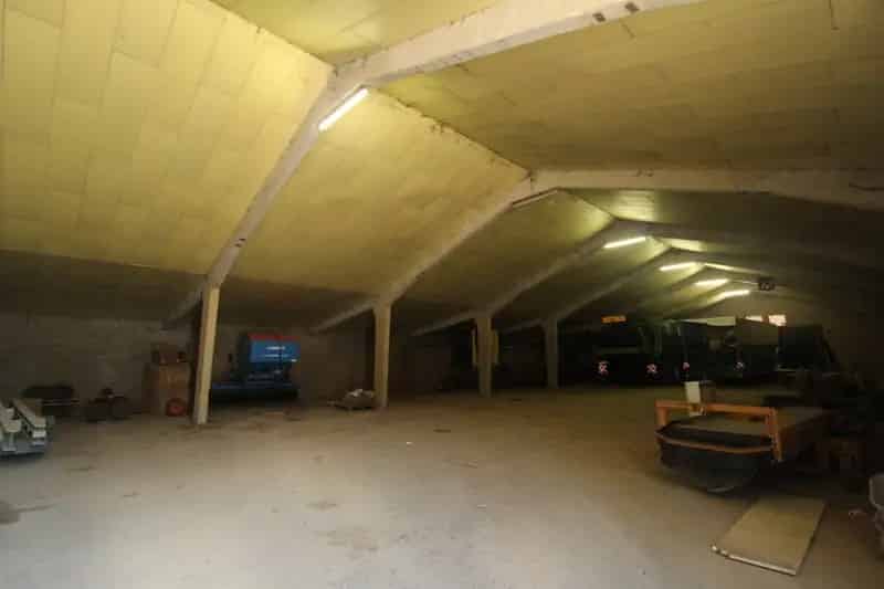 LOODS VAN +- 1200M² VLAKBIJ IEPER EN DE A19