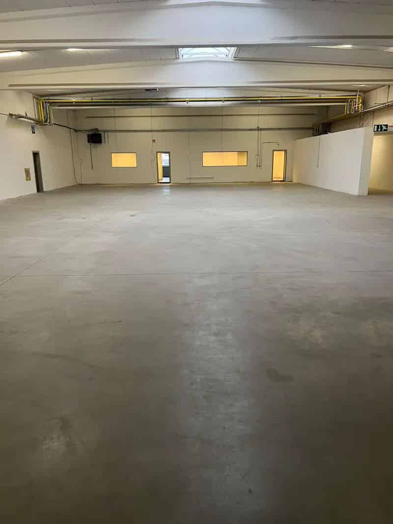 MODERNE MAGAZIJNEN MET KANTOOR EN PRIVEPARKING NABIJ E40