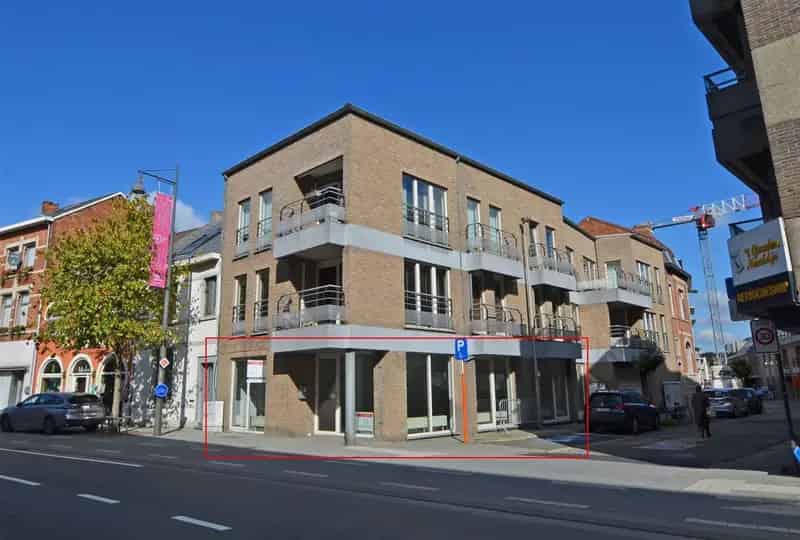 Handelspand met 2 parkeerplaatsen op zichtlocatie