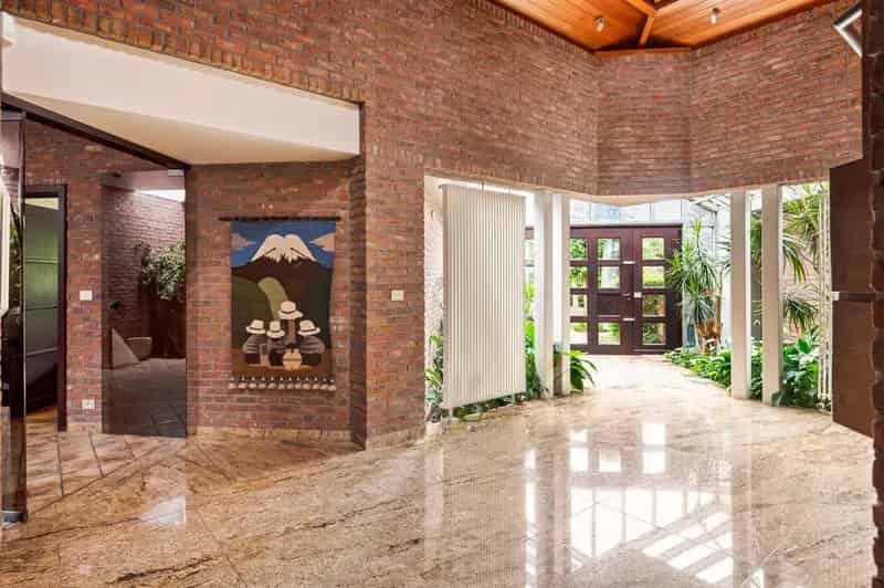 PRACHTIGE VILLA TE KOOP IN EEN OASE VAN GROEN