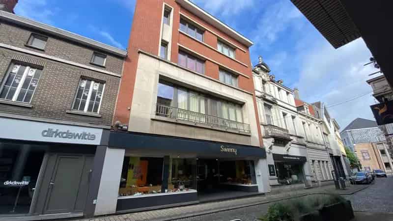 Dit prachtige handelspand bevindt zich op een toplocatie in Lokeren, in de Kerkstraat