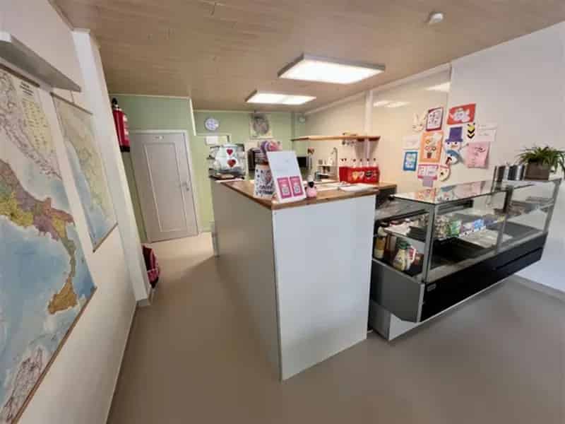 Handels-gelijkvloers met 3 slaapkamer bovenwoning