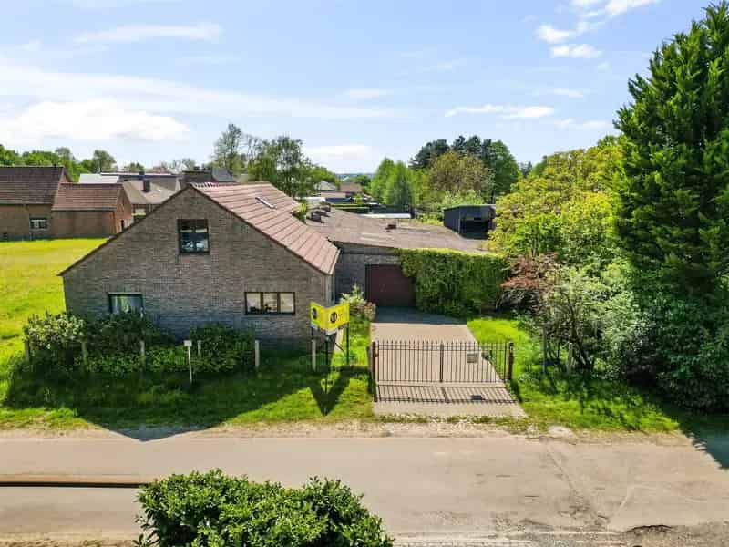 Charmante woning met garage en bijgebouwen op perceel van 2435m².