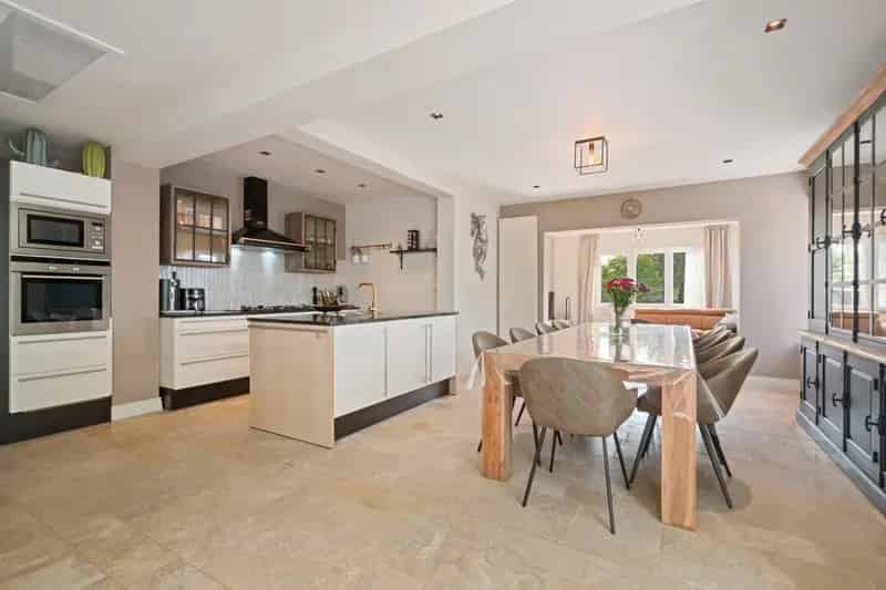Ben je op zoek naar een instapklare woning met 3 slaapkamers op een perceel van maar liefst 1324 m²? Dan is deze woning in Steenhuize-Wijnhuize zeker iets voor jou! 

Indeling gelijkvloers:
- Inkomhal
- Woonkamer met uitgeruste open keuken
- Apart toilet
