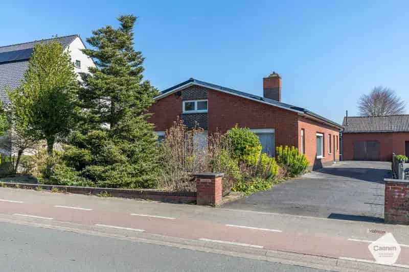 UITNODIGENDE BUNGALOW met 3 mooie slaapkamers, garage en een perceel van 1238 m²