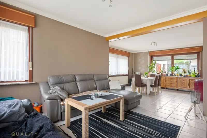 Instapkl. Half-open woning met 3 slpk., 2 badk., grote gar., oprit , terr. en tuin op 04 are 78 ca