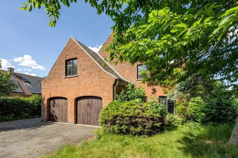Te renoveren villa woning met 4 slaapkamers & een dubbele garage op een mooi perceel van 961m²