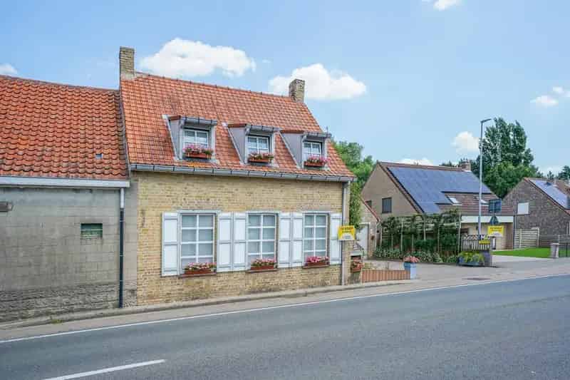 Ruime woning met drie slaapkamers - met loods/garage