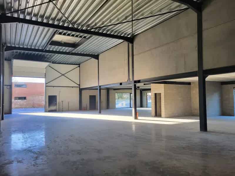 TE KOOP/HUUR Zonhoven: hal met kantoor, showroom en woning
